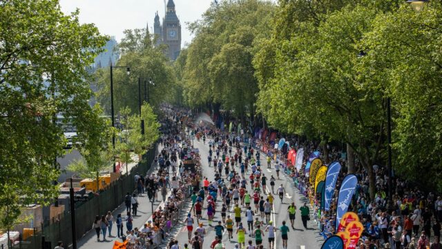 54 celebrít beží na londýnskom maratóne od hollywoodskych A-listov až po bývalú hviezdu Man Utd
