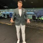 Dale 'Daisy' Thomas hral klip v rádiovej relácii Triple M, kde podaktorí tvrdili, že hráči nedostávajú celý balík cien z nedeľnej Footy Show.