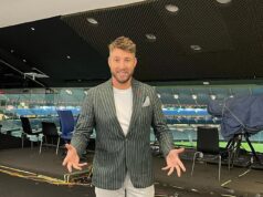 AFL Footy Show Channel Nine je obvinená z okrádania hviezd AFL za „najlepší balík cien v televízii“ Dale 'Daisy' Thomas hral klip v rádiovej relácii Triple M, kde podaktorí tvrdili, že hráči nedostávajú celý balík cien z nedeľnej Footy Show.