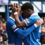 Útočník Rangers Thelo Aasgaard oslavuje svoj gól s Tochi Chukwuanim