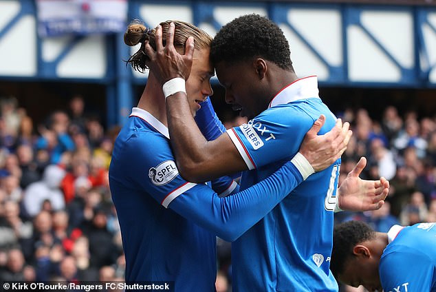 Aasgaard trvá na tom, že Rangers sa nemusia báť, pretože Útočník Rangers Thelo Aasgaard oslavuje svoj gól s Tochi Chukwuanim