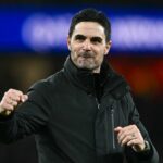 LEVERKUSEN, NEMECKO – 1. OKTÓBRA: Christian Kofane z Leverkusenu oslavuje strelenie gólu na 1:0 počas zápasu fázy MD2 Ligy majstrov UEFA 2025/26 medzi Bayerom 04 Leverkusen a PSV Eindhoven v BayArena 1. októbra 2025 v nemeckom Leverkusene. (Foto: Mika Volkmann/Getty Images)