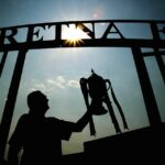 Silueta Brooksa Milesona so škótskym pohárom je spomienkou na rozprávku Gretna