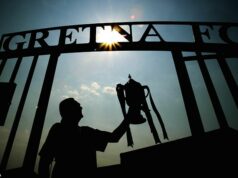 Aká malá Gretna sa dostala z neznáma do finále Škótskeho pohára a európskeho futbalu… a prečo žiadna láska netrvá na ich futbalovej rozprávke v meste, ktoré kedysi žilo sen Silueta Brooksa Milesona so škótskym pohárom je spomienkou na rozprávku Gretna