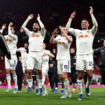 Hráči Leedsu v pondelok oslavujú svoje víťazstvo nad hlavným rivalom Manchestrom United, ktoré bolo oveľa pohodlnejšie, ako naznačuje skóre 2:1.