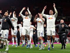 Ako Leeds United vyhráva boj o zostup: Insideri odhaľujú životne dôležitú úlohu Ethana Ampadu, plán bonusov pre hráčov s prekvapením, návštevy The Flying Pizza, nové najlepšie tréningové zariadenia vo svojej triede a politiku „bez d***heads“ Hráči Leedsu v pondelok oslavujú svoje víťazstvo nad hlavným rivalom Manchestrom United, ktoré bolo oveľa pohodlnejšie, ako naznačuje skóre 2:1.