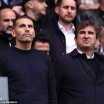 Predseda Khaldoon al Mubarak (vľavo) na nedeľňajšom zápase s výkonným riaditeľom Ferranom Sorianom