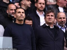 Ako Man City ukradol v zápase o titul Arsenalu: Návšteva prezidenta na tréningovom ihrisku, čo povedal Pep Guardiola svojim hráčom a dve hviezdy, ktoré sa ukázali ako kľúčové mimo ihriska, píše JACK GAUGHAN Predseda Khaldoon al Mubarak (vľavo) na nedeľňajšom zápase s výkonným riaditeľom Ferranom Sorianom