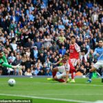 Rayan Cherki strieľa v nedeľu úvodný gól proti Arsenalu. Francúz dostal v tíme miesto na pozícii 10 a vypláca sa mu to