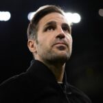 Liam Rosenior, manažér Chelsea, kvituje fanúšikov po zápase Premier League medzi Brighton & Hove Albion a Chelsea