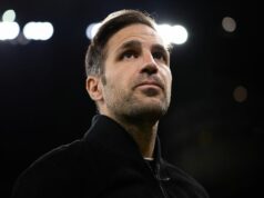 Ako by sa Chelsea mohla postaviť pod Cesca Fabregasa podľa scenára snov s tromi novými posilami Liam Rosenior, manažér Chelsea, kvituje fanúšikov po zápase Premier League medzi Brighton & Hove Albion a Chelsea