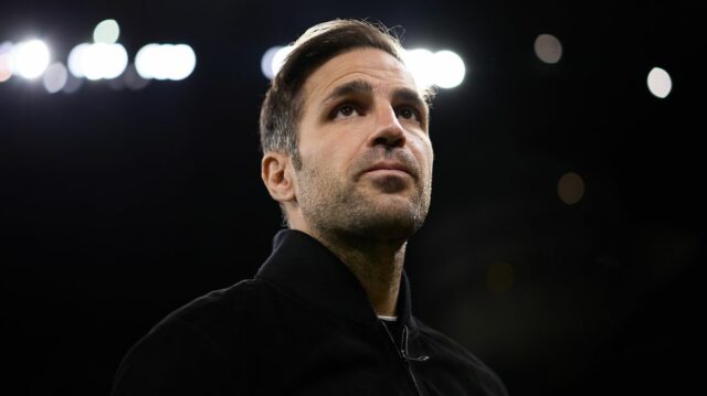 Liam Rosenior, manažér Chelsea, kvituje fanúšikov po zápase Premier League medzi Brighton & Hove Albion a Chelsea