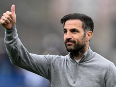 Ako prezident dáva Cescovi Fabregasovi zelenú, aby sa stal manažérom Chelsea COMO, TALIANSKO - 22. marca: Cesc Fabregas z Como oslavuje po zápase Serie A medzi Como 1907 a Pisa SC na štadióne Giuseppe Sinigaglia 22. marca 2026 v talianskom Como. (Foto od Image Photo Agency/Getty Images)