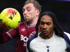 Ako sa darilo Tottenhamu a West Hamu proti posledným štyrom súperom, pretože obrátené zápasy ukazujú, kto má výhodu Jarrod Bowen z West Ham United v akcii s Djedom Spenceom z Tottenhamu Hotspur počas zápasu Premier League medzi Tottenham Hotspur a West Ham United na štadióne Tottenham Hotspur