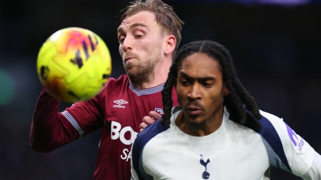 Jarrod Bowen z West Ham United v akcii s Djedom Spenceom z Tottenhamu Hotspur počas zápasu Premier League medzi Tottenham Hotspur a West Ham United na štadióne Tottenham Hotspur