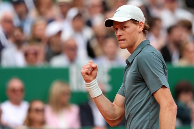 Aryna Sabalenka nosí počas zápasov na pravej ruke sledovač Whoop a teraz to bude môcť robiť na grandslamových podujatiach (Getty Images)