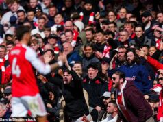 Ako si vypískanie fanúšikov Arsenalu vyberá svoju daň na tíme v zákulisí – a necháva Mikela Artetu hľadať umelé spôsoby, ako zdvihnúť náladu v Emirates Fanúšikovia Arsenalu ukazujú svoju frustráciu počas rozhodujúcej prehry ich tímu s Bournemouthom