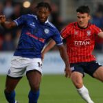 Devante Rodney (L) z Rochdale AFC beží s loptou pod tlakom Ryana Fallowfielda z Yorku počas zápasu The Vanarama National League medzi York City a Rochdale AFC na LNER Community Stadium 20. augusta 2024 v Yorku v Anglicku.
