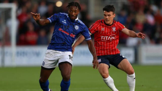 Devante Rodney (L) z Rochdale AFC beží s loptou pod tlakom Ryana Fallowfielda z Yorku počas zápasu The Vanarama National League medzi York City a Rochdale AFC na LNER Community Stadium 20. augusta 2024 v Yorku v Anglicku.