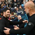 Trofej Premier League s červenými stuhami