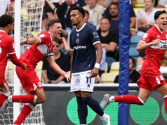 Ako zadarmo sledovať Middlesbrough vs Millwall – televízny kanál a živé vysielanie Alfie Jones z Middlesbrough oslavuje strelenie druhého gólu svojho tímu počas zápasu Sky Bet Championship medzi Millwall a Middlesbrough v The Den.