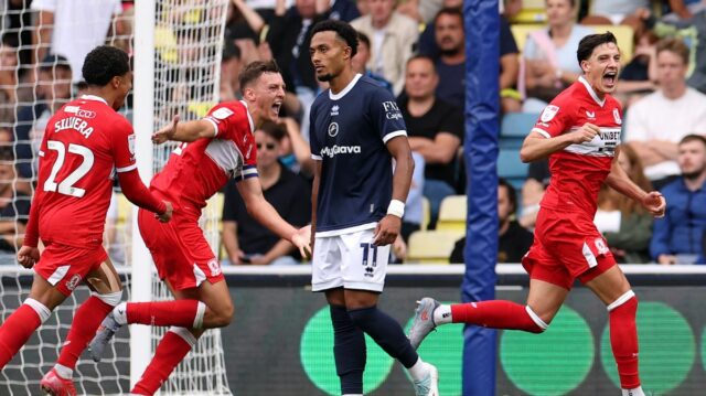 Alfie Jones z Middlesbrough oslavuje strelenie druhého gólu svojho tímu počas zápasu Sky Bet Championship medzi Millwall a Middlesbrough v The Den. 