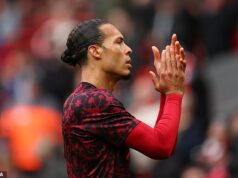 Ako zúrivé protesty fanúšikov Liverpoolu poslali hlasný a jasný odkaz svojim majiteľom počas ich víťazstva nad Fulhamom, keď The Kop vyzeral „nahý“ a prečo Virgil van Dijk žiada o riešenie, píše LEWIS STEELE Kapitán Liverpoolu Virgil van Dijk vyzval hierarchiu na Anfielde, aby našla riešenie s fanúšikmi, ktorí sú „srdcom a dušou“ klubu kvôli protestom proti cenám lístkov.