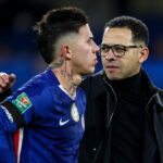 Liam Rosenior a Enzo Fernandez sa objímajú