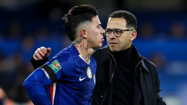 Aktualizácia Enza Fernandeza a päť vecí zaznamenaných na tréningu Chelsea Liam Rosenior a Enzo Fernandez sa objímajú