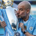 MANCHESTER, ANGLICKO - 19. MÁJ: Manažér Manchestru City Pep Guardiola s trofejou pre Premier League po zápase Premier League medzi Manchester City a West Ham United na Etihad Stadium 19. mája 2024 v Manchestri v Anglicku.(Foto: Visionhaus/Getty Images)