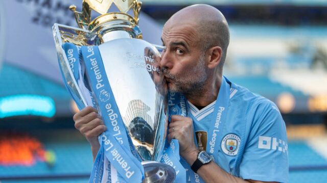 MANCHESTER, ANGLICKO - 19. MÁJ: Manažér Manchestru City Pep Guardiola s trofejou pre Premier League po zápase Premier League medzi Manchester City a West Ham United na Etihad Stadium 19. mája 2024 v Manchestri v Anglicku.(Foto: Visionhaus/Getty Images)