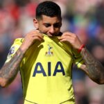 Cristian Romero sa zranil počas zápasu Premier League medzi Sunderlandom a Tottenhamom Hotspur na štadióne Light.