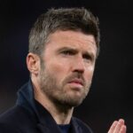 MANCHESTER, ANGLICKO - 13. apríla: Manažér Manchestru United Michael Carrick víta fanúšikov po zápase Premier League medzi Manchestrom United a Leeds United na Old Trafford 13. apríla 2026 v Manchestri v Anglicku. (Foto: Visionhaus/Getty Images)