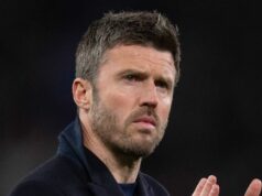 Aktualizované informácie o zranení Man Utd pred súbojom s Brentfordom, keď sa do zostavy chystajú vrátiť dve hviezdy MANCHESTER, ANGLICKO - 13. apríla: Manažér Manchestru United Michael Carrick víta fanúšikov po zápase Premier League medzi Manchestrom United a Leeds United na Old Trafford 13. apríla 2026 v Manchestri v Anglicku. (Foto: Visionhaus/Getty Images)