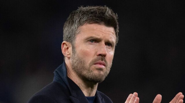 MANCHESTER, ANGLICKO - 13. apríla: Manažér Manchestru United Michael Carrick víta fanúšikov po zápase Premier League medzi Manchestrom United a Leeds United na Old Trafford 13. apríla 2026 v Manchestri v Anglicku. (Foto: Visionhaus/Getty Images)