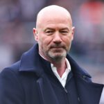 Alan Shearer počas zápasu Premier League medzi Newcastle United FC a Manchester United FC v St James' Park 13. apríla 2025 v Newcastle upon Tyne v Anglicku