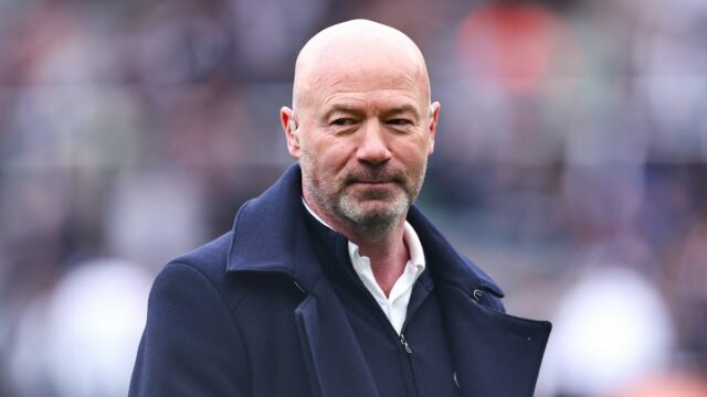 Alan Shearer počas zápasu Premier League medzi Newcastle United FC a Manchester United FC v St James' Park 13. apríla 2025 v Newcastle upon Tyne v Anglicku