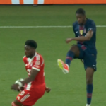 Alphonso Davies pripúšťa penaltu pre Bayern Mníchov