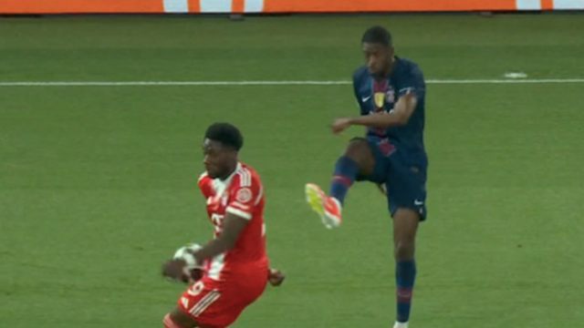 Alphonso Davies pripúšťa penaltu pre Bayern Mníchov