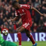 Alexander Isak z Liverpoolu sleduje zápas štvrťfinále 2025/26 Ligy majstrov UEFA 2025/26 medzi Liverpool FC a Paris Saint-Germain FC na Anfielde 14. apríla 2026 v Liverpoole v Anglicku.