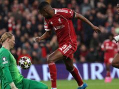 Alan Shearer označil Alexandra Isaka za hviezdu Liverpoolu, ktorá predčasne vystúpila z Ligy majstrov Alexander Isak z Liverpoolu sleduje zápas štvrťfinále 2025/26 Ligy majstrov UEFA 2025/26 medzi Liverpool FC a Paris Saint-Germain FC na Anfielde 14. apríla 2026 v Liverpoole v Anglicku.