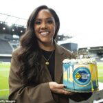 Alex Scott trvala na tom, že odíde zo svojej úlohy moderátorky Football Focus, ak nevystrihnú šou