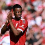 Isak prežil náročnú prvú sezónu na Anfielde (Reuters)