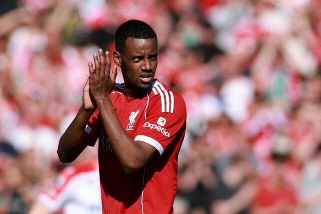 Isak prežil náročnú prvú sezónu na Anfielde (Reuters)