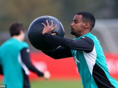 Alexander Isak podal šok START prvýkrát od decembra, keď sa Arne Slot zmenil na 125 miliónov libier, aby podporil snahu Liverpoolu o slávny comeback proti PSG Alexander Isak v pondelok na tréningu pred kľúčovým súbojom s PSG