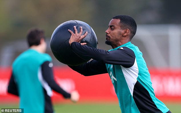 Alexander Isak podal šok START prvýkrát od decembra, keď sa Alexander Isak v pondelok na tréningu pred kľúčovým súbojom s PSG