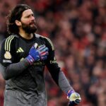 LIVERPOOL, ANGLICKO – 15. MARCA: (VYCHÁDZA SLNKO, VONKA SLNKO) Alisson Becker z Liverpoolu reaguje počas zápasu Premier League medzi Liverpoolom a Tottenhamom Hotspur na Anfielde 15. marca 2026 v Liverpoole v Anglicku. (Foto Liverpool FC/Liverpool FC cez Getty Images)