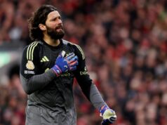 Alissonov postoj k odchodu z Liverpoolu, keď Juventus predkladá návrh na výmenu za prestup LIVERPOOL, ANGLICKO – 15. MARCA: (VYCHÁDZA SLNKO, VONKA SLNKO) Alisson Becker z Liverpoolu reaguje počas zápasu Premier League medzi Liverpoolom a Tottenhamom Hotspur na Anfielde 15. marca 2026 v Liverpoole v Anglicku. (Foto Liverpool FC/Liverpool FC cez Getty Images)