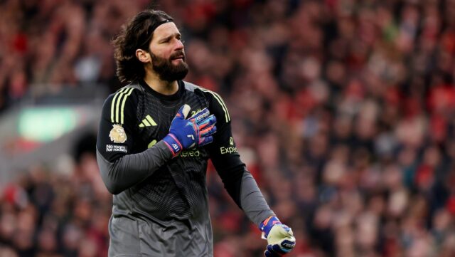 LIVERPOOL, ANGLICKO – 15. MARCA: (VYCHÁDZA SLNKO, VONKA SLNKO) Alisson Becker z Liverpoolu reaguje počas zápasu Premier League medzi Liverpoolom a Tottenhamom Hotspur na Anfielde 15. marca 2026 v Liverpoole v Anglicku. (Foto Liverpool FC/Liverpool FC cez Getty Images)