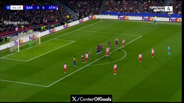 Alvarez skóroval, keď Atlético Madrid vedie nad 10-člennou Barcelonou
